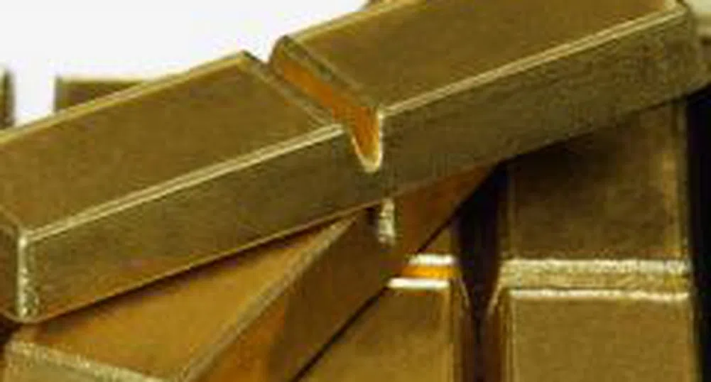 Златото поскъпва до четиримесечен максимум, петролът губи половин долар