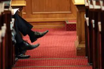 Дебат по вота на недоверие в парламента