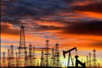 Петролът се понижава след изненадващия ръст на запасите в САЩ