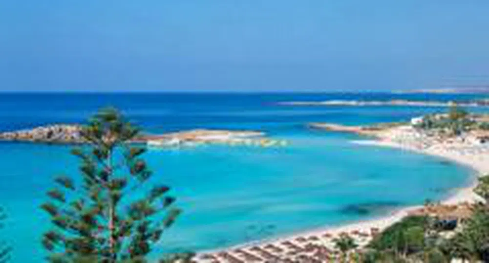 Още гори край морето стават курорти