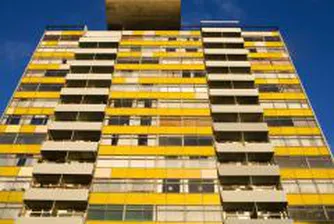 Цените на жилищата по цял свят падат, но не и в България