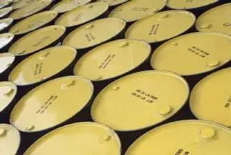 Петролът с годишен връх над 54 долара