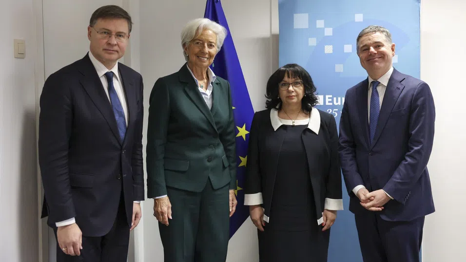 България няма да бърза да иска извънреден доклад за еврозоната