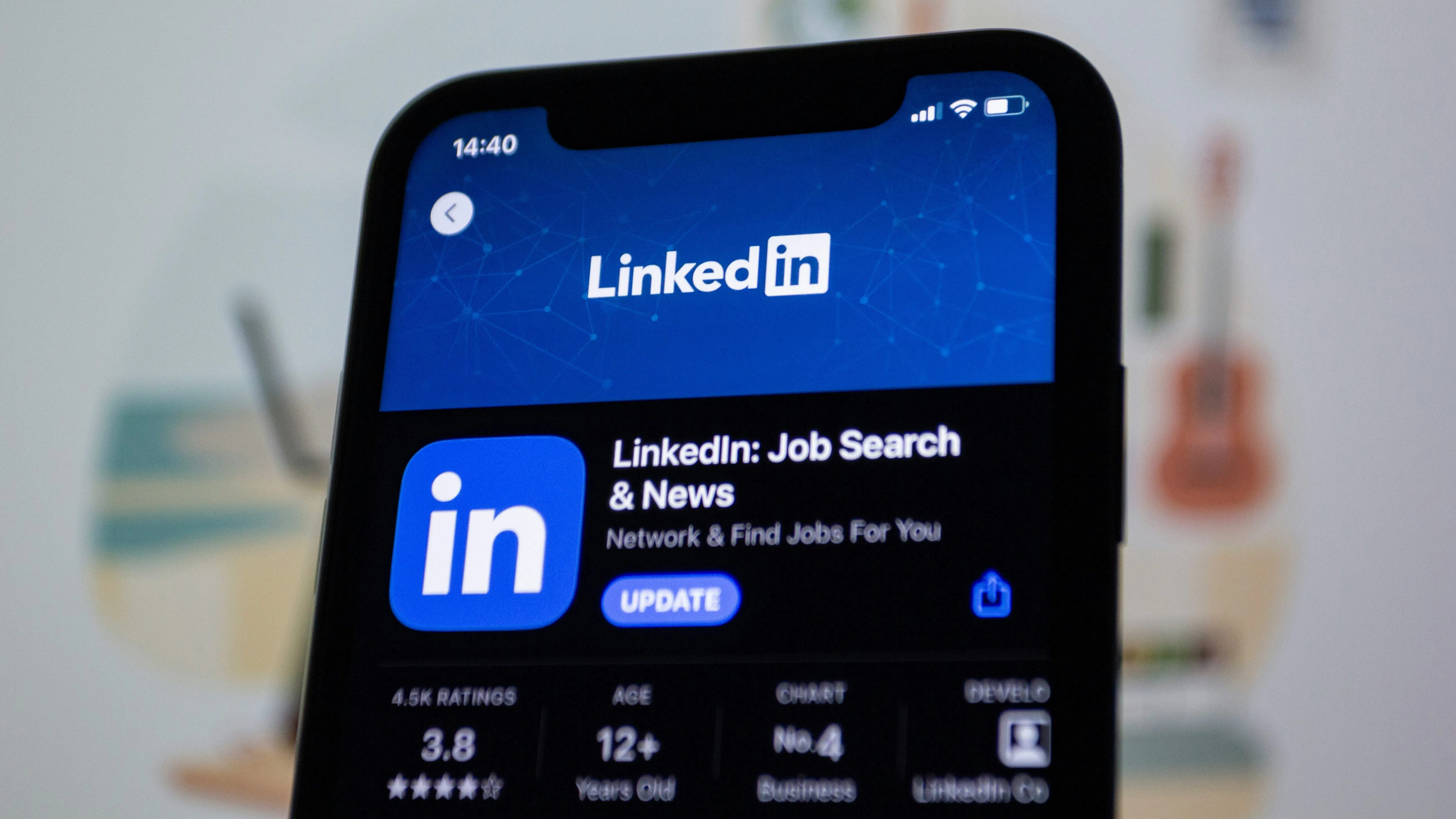 LinkedIn под прицел: Групов иск заради използване на лични съобщения за обучение на AI