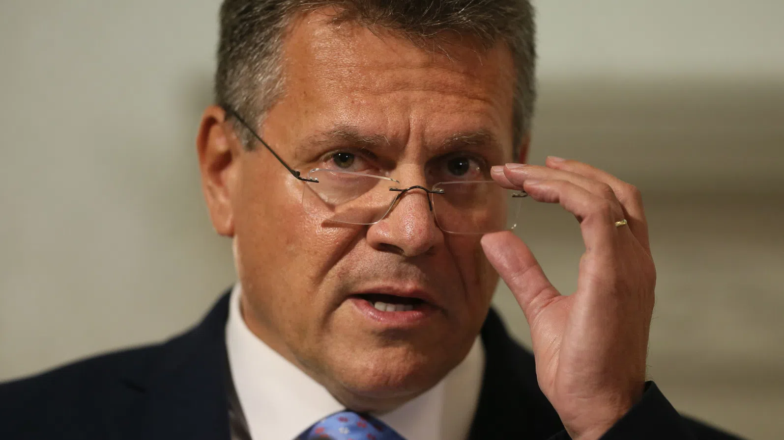 Бурята „Епстийн“ връхлетя и Брюксел: Еврокомисарят Шефчович отрича всякакви връзки