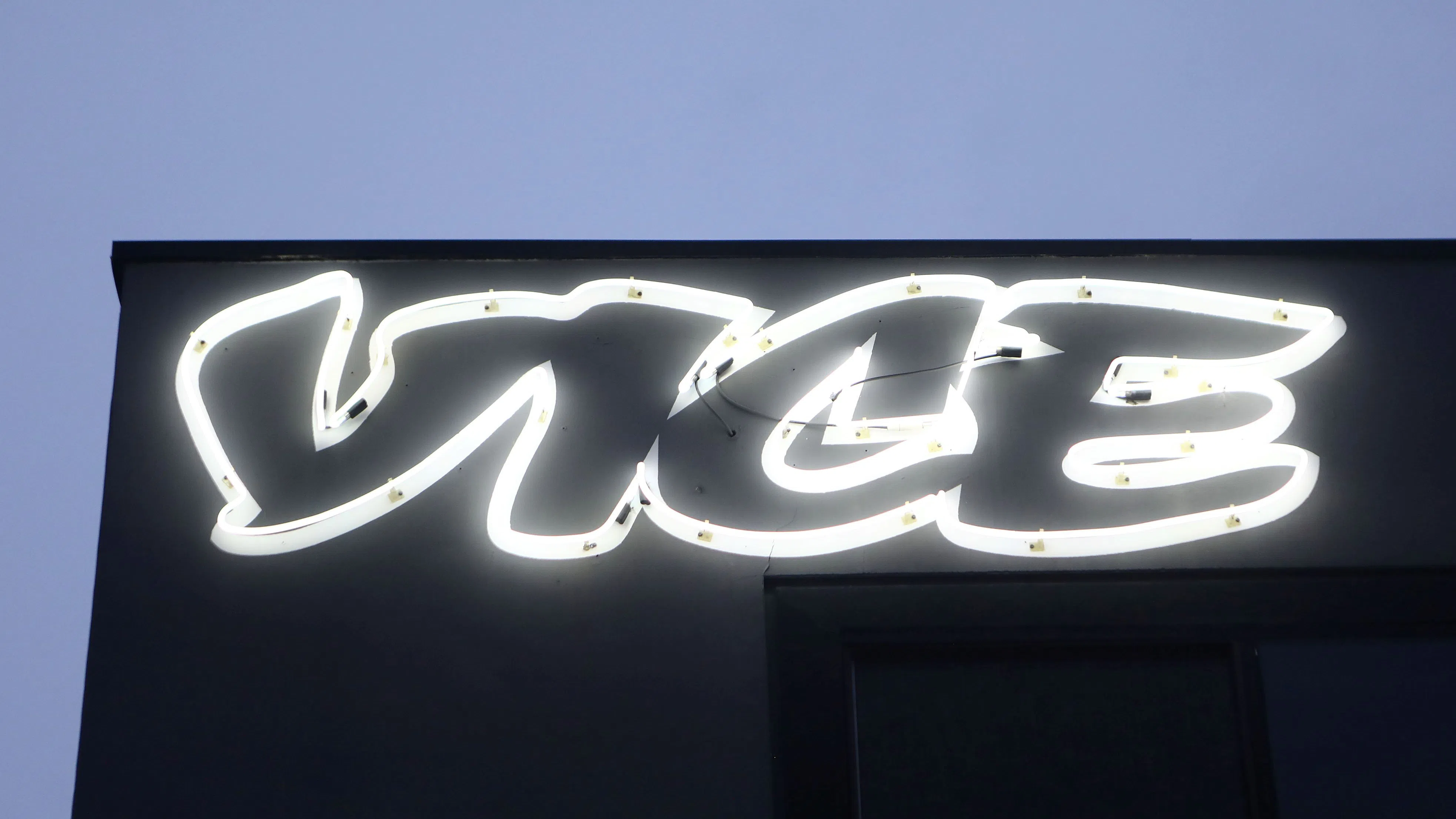Vice Media закрива водещия си сайт и съкращава стотици служители