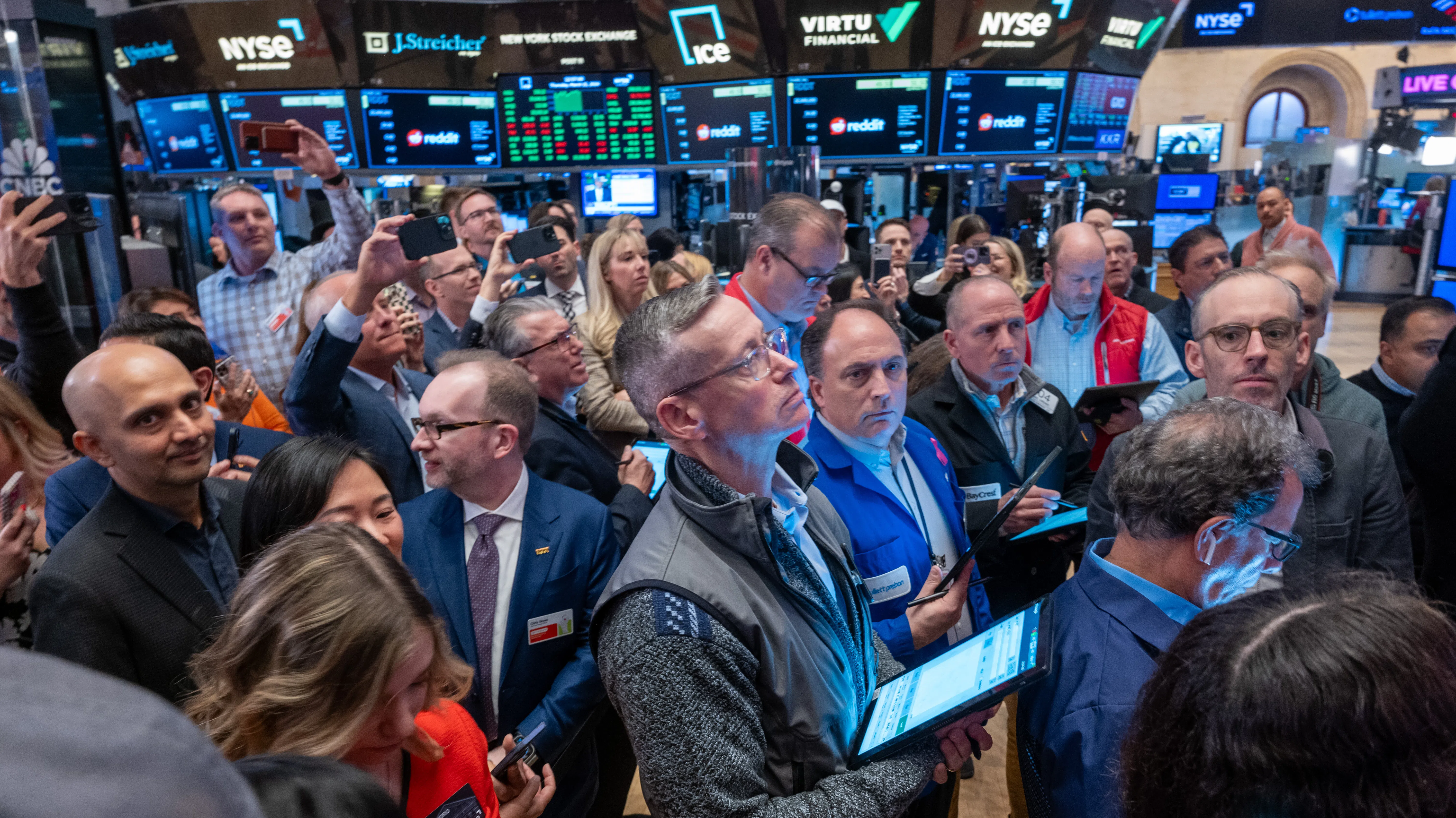 Уолстрийт закри седмицата на зелено, въпреки че S&P 500 си пое дъх в последната търговска сесия