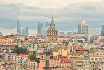 Хиляди граждани се събраха пред сградата на истанбулската община и главния съд, полицаите използваха сълзотворен газ и лютив спрей, за да ги разпръснат