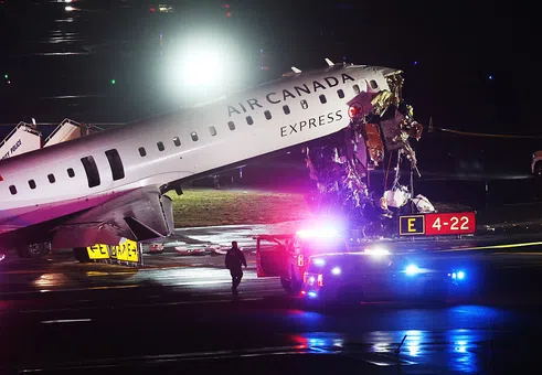 Две жертви при сблъсък на самолет на Air Canada с пожарна кола на летище в Ню Йорк