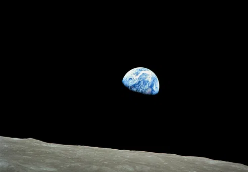 От Apollo 8 до Artemis II: Шест десетилетия след първия полет до Луната, космическата надпревара вече не е същата