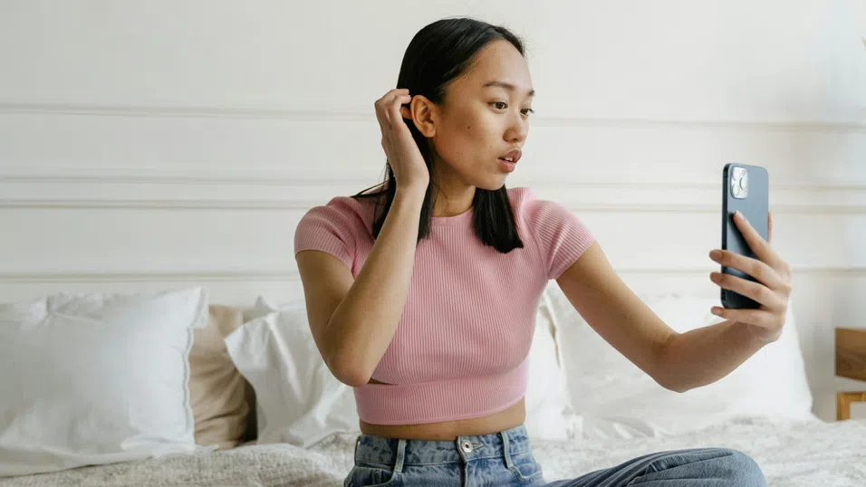 ЕС разследва тенденцията SkinnyTok в TikTok