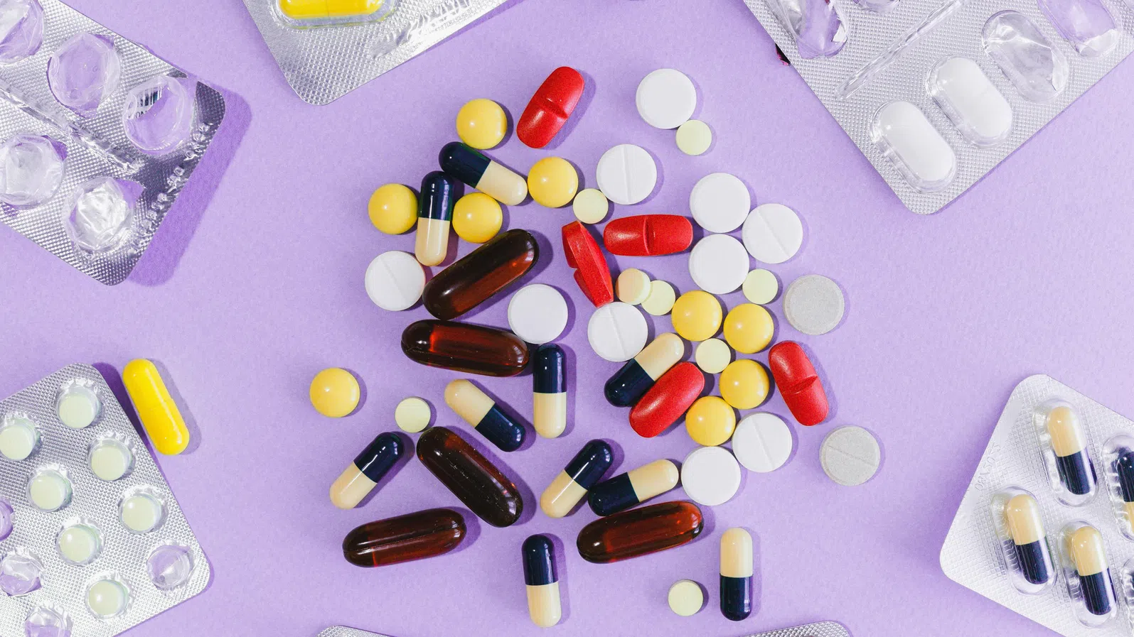 Войната в Иран вдига цените на някои лекарства с до 30%, предупреждават аптеки