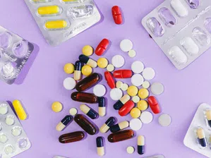 Войната в Иран вдига цените на някои лекарства с до 30%, предупреждават аптеки