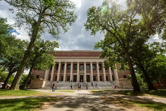 Харвард съди администрацията на Тръмп заради забраната за чуждестранни студенти