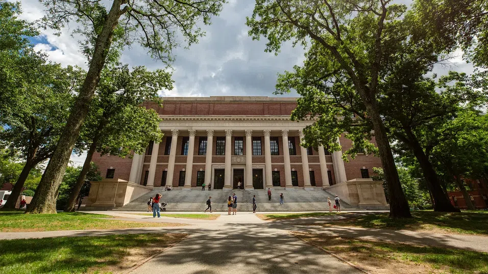 Харвард съди администрацията на Тръмп заради забраната за чуждестранни студенти