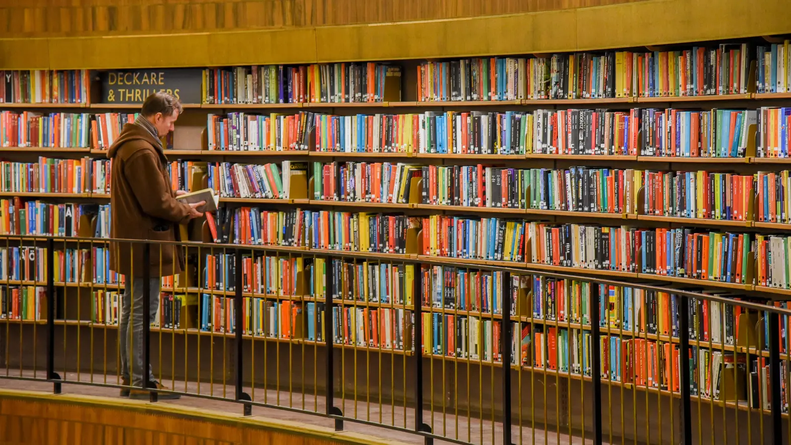 Да превръща романите в сценарии: Професията на човека, който чете по 300 книги годишно