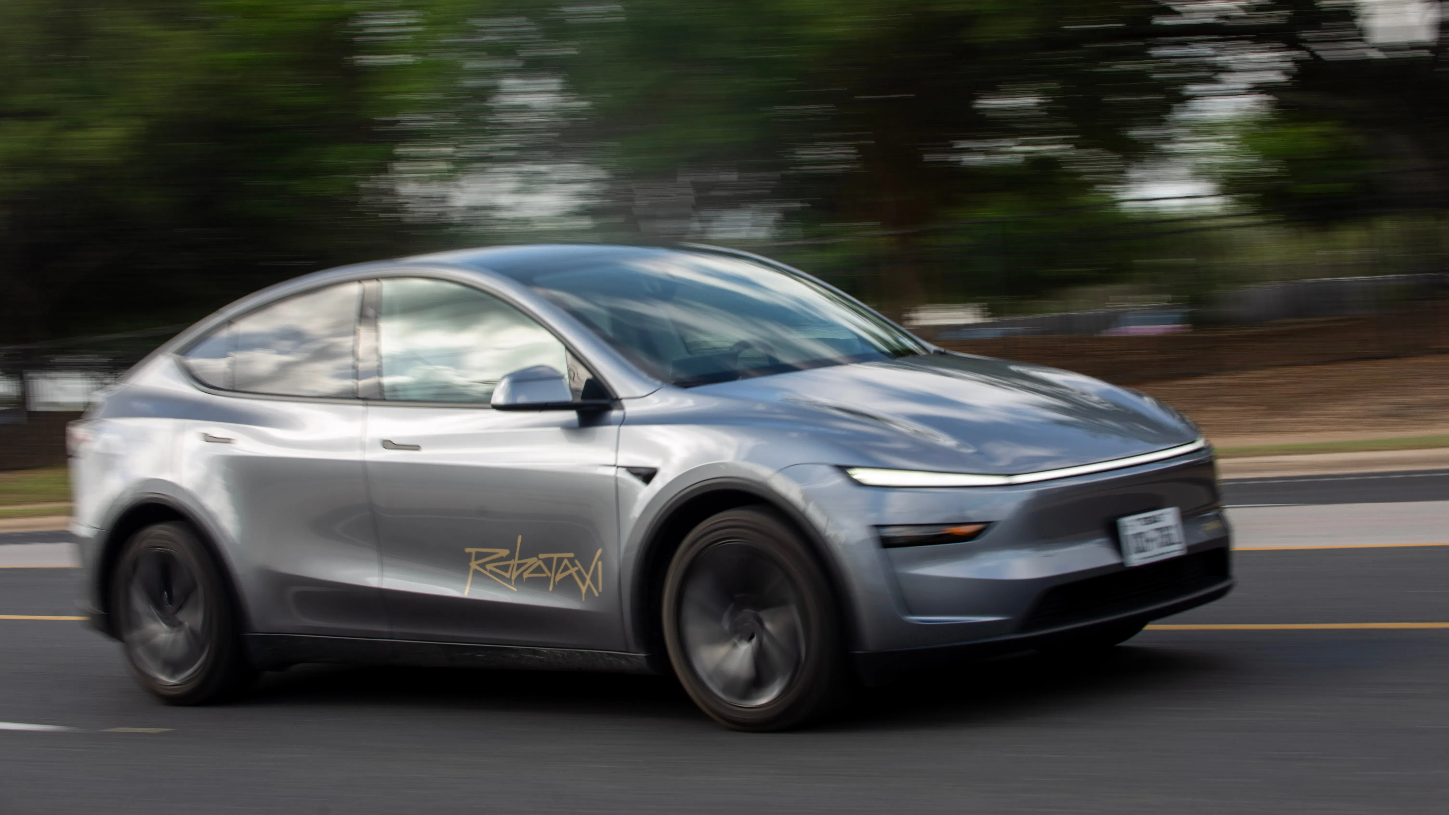 Безпилотни, но не и безпроблемни: Как Tesla се сдоби с ново разследване след хаотичния дебют на роботакситата