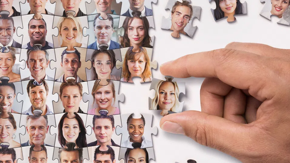 Бонд, но не Джеймс: Инфлуенсърът, който докарва звездите до психиатрични клиники