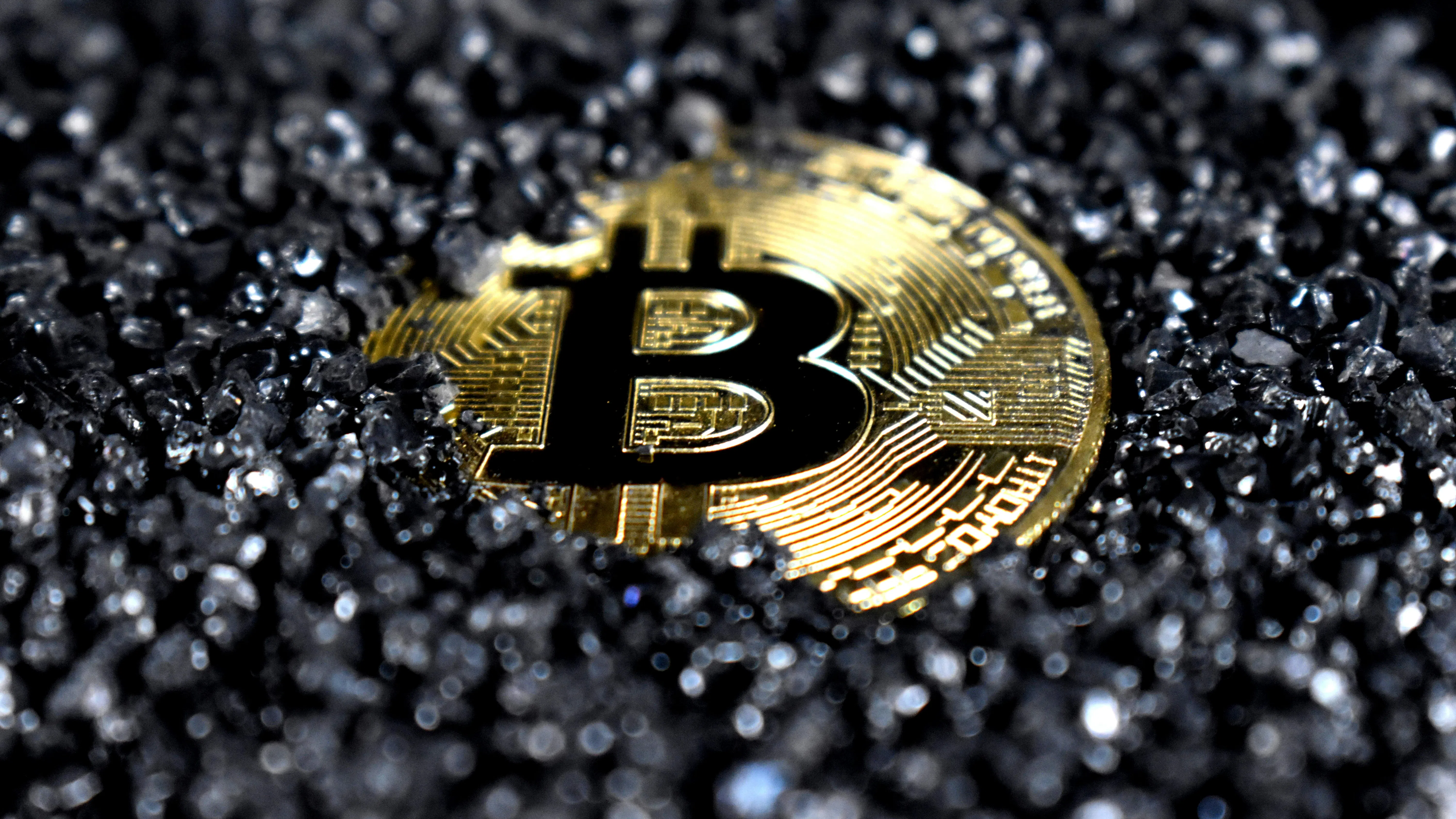 Срив или просто корекция? Биткойн се възстановява след бурен уикенд