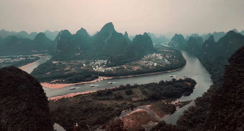 Китай строи най-големия хидроенергиен проект в света. Защо това притеснява съседите му?