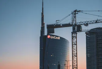 Само ден преди изтичането на крайния срок за подаването на документи за придобиване на конкурента ѝ, банката даде ход назад и обвини италианското правителство в намеса по сделката