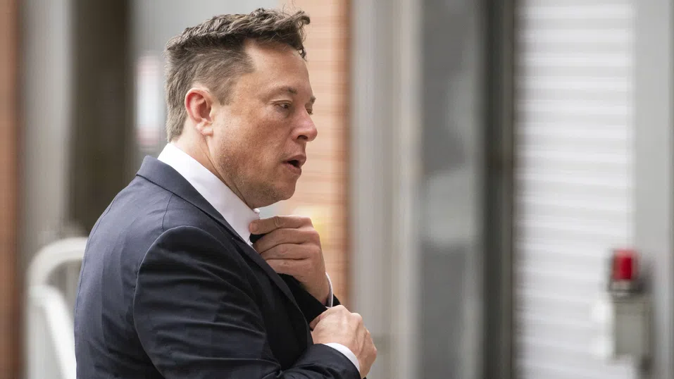 Илон Мъск иска да запази „поне силно влияние“ върху „армията от роботи“, която Tesla изгражда