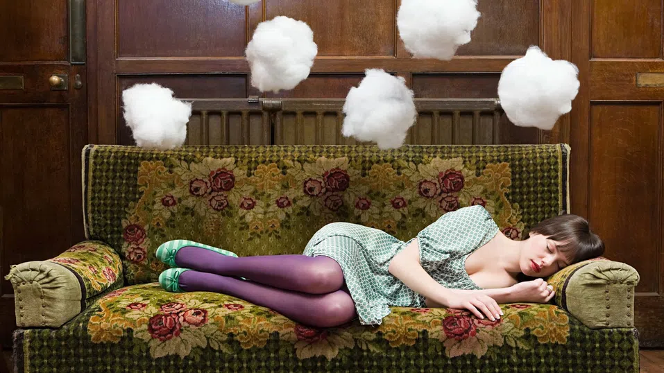 Когато мозъкът ни „пропадне“: Каква е истината за момента на заспиване?