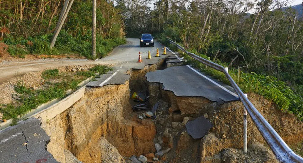 Огромно свлачище затвори пътя Асеновград - Смолян