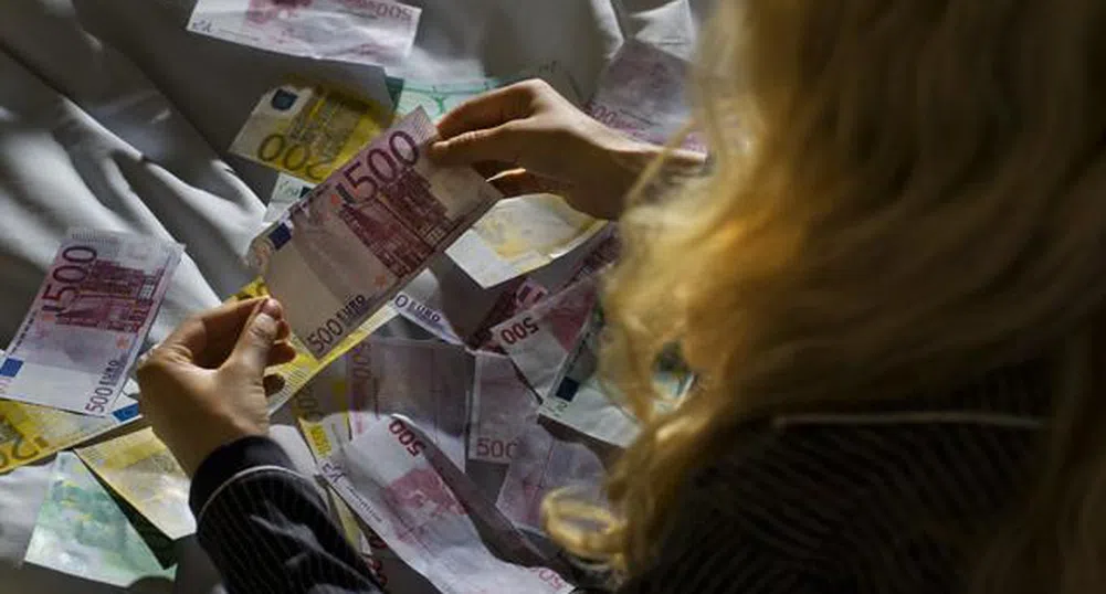 Осми пореден месечен скок на спестяванията