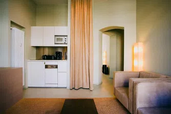 Шефове на пощите живели като шейхове