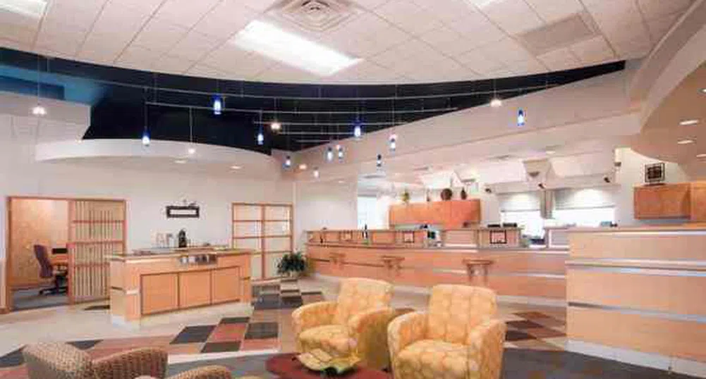 Интернет банкирането и кризата карат банките да закриват клонове