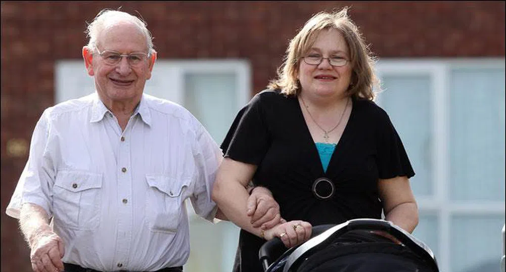 74-годишен стана най-стария баща на Острова