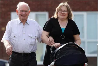 74-годишен стана най-стария баща на Острова