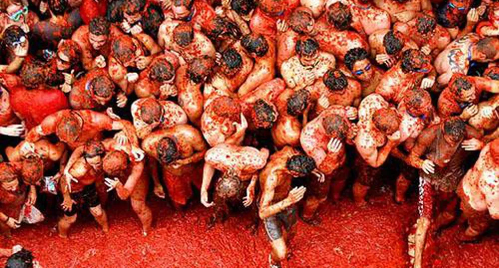 Над 110 тона домати унищожени в традиционната Томатина