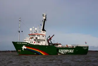 Русия конфискува кораб на Greenpeace