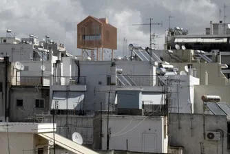 Тази къща се извисява над небостъргачите в Атина