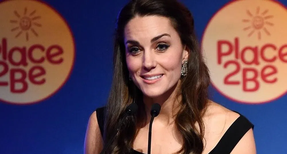 Защо херцогинята на Кеймбридж винаги има лепенка на ръката си?