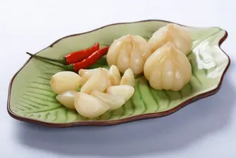 Кой ще изяде най-много чесън за пет минути?