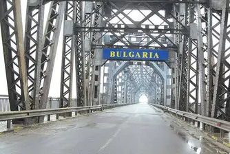 Спряха движението по Дунав мост