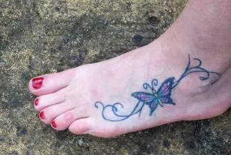 Уволнена заради татуировка?