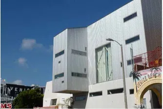 Анджелика Хюстън продаде къща след 3 години на пазара