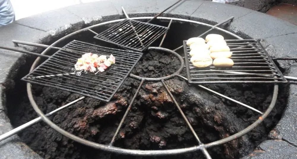 В този ресторант готвят вечерята ви във вулкан