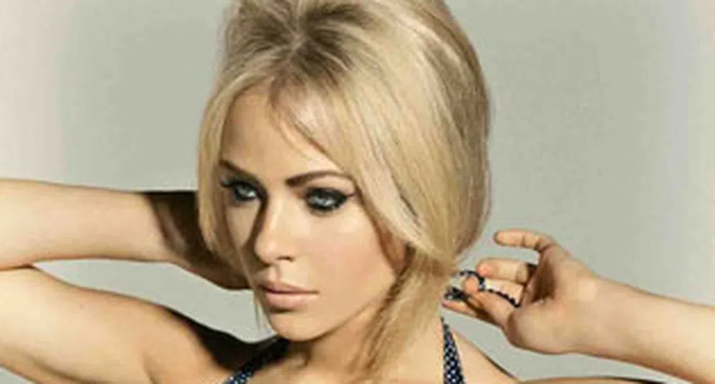 Красива блондинка за приятелка срещу 5 долара