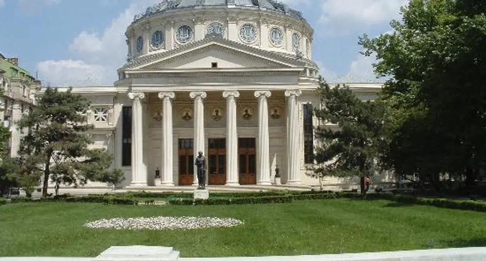 Romanian economy seen contracting 1.9 pct in 2010