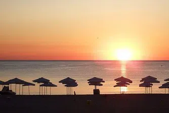 Стотици посрещат изгрева на брега на морето