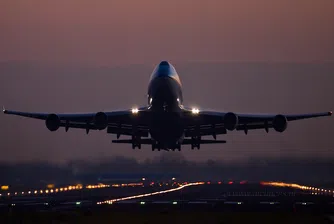 Самолет се приземи извън пистата в Солун