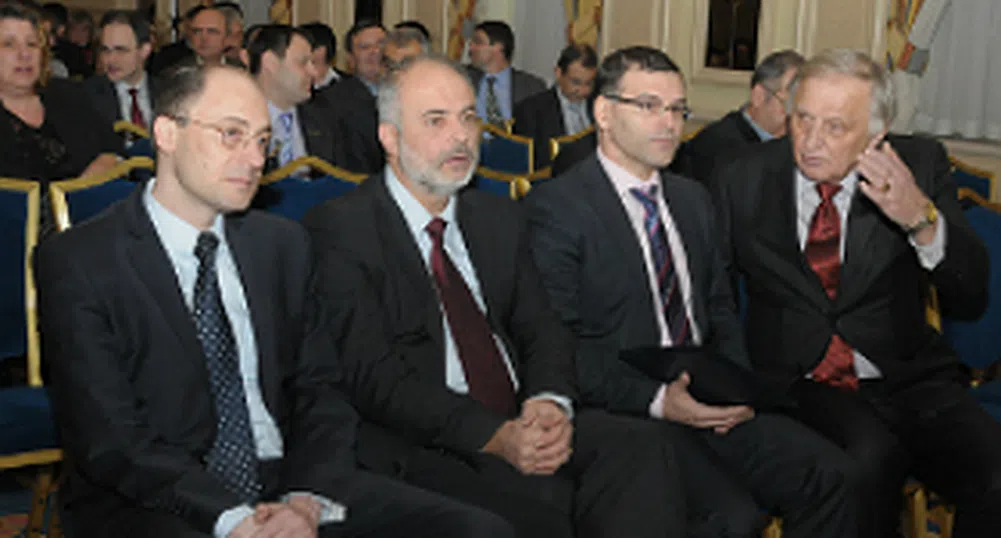 Четири въпроса за допълнителните пенсии, които е крайно време да решим