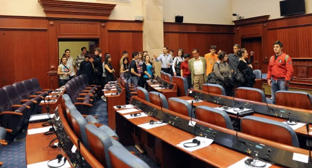 Меле в и пред македонския парламент
