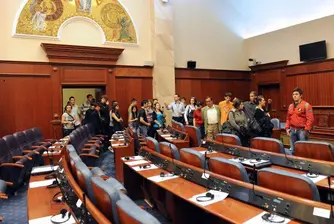 Меле в и пред македонския парламент