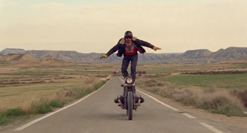 Прави върху мотора с 80км/час (видео)